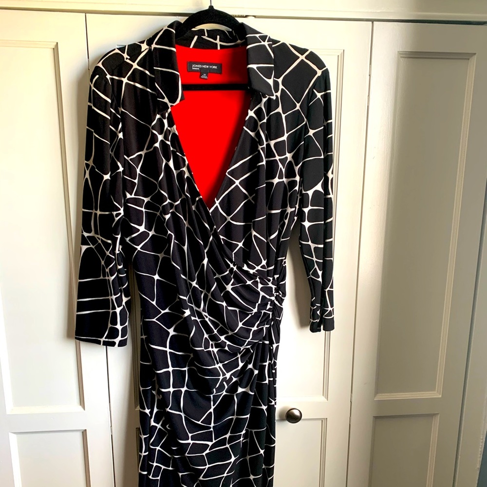 Jones New York black and white ruched dress.😍
